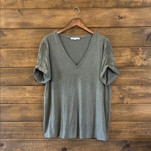 Rose & Olive V-Neck Gray Short Sleeve Top
